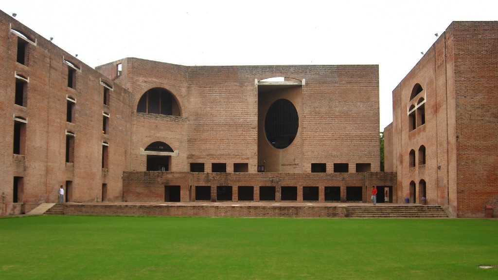 IIM Ahmedabad UAE mein khol sakti hai apna campus