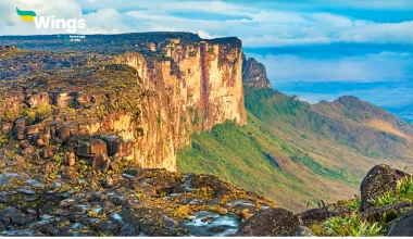 Which plateau lies between the Aravali and Vindhya ranges