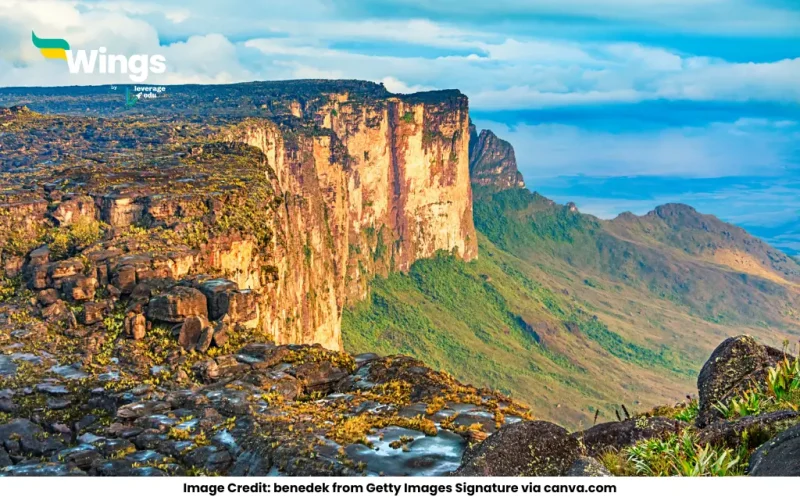 Which plateau lies between the Aravali and Vindhya ranges